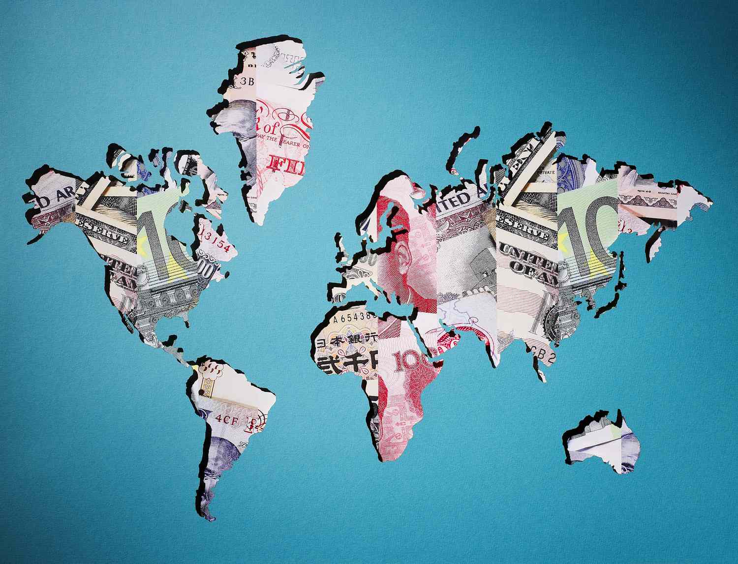 由各种货币制成的世界地图＂class=
