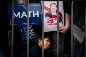 5月14日，10岁的艾萨克·汤姆在纽约华盛顿广场公园的集会上听民主党总统候选人杨安泽的演讲。＂>
          </noscript>
         </div>
        </div>
       </div>
       <div class=