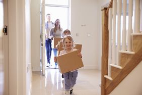夫妇有两个孩子搬着箱子通过前门的新家”>
          </noscript>
         </div>
        </div>
       </div>
       <div class=