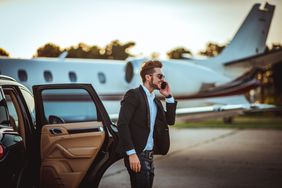 一位富商准备登上一架私人飞机。