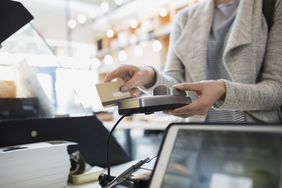 商家使用信用卡扫描仪，顾客刷卡。