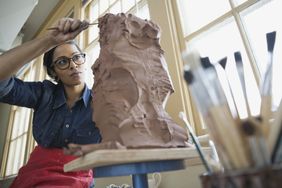 女人使用雕刻工具的雕塑，因为她认为把它变成一个企业