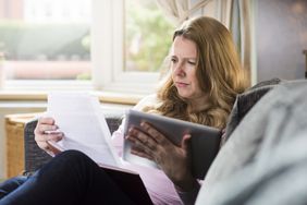 女人检查她的网络账户