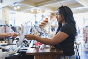 年轻女子在服装店收银