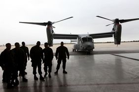 海军陆战队第3飞机联队的海军陆战队员从一架V-22鱼鹰旁走过