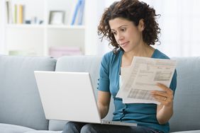 一名女子查看纸质报表和在线记录