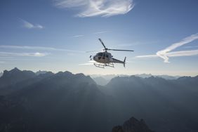 直升机在日出时的风景飞行，阿勒盖，白云石，意大利