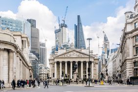 伦敦大街上有皇家交易所和英格兰银行