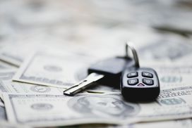 固定费用包括汽车贷款和其他贷款付款。