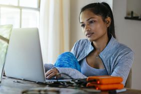 一位女士坐在打开的笔记本电脑前，专注地看着屏幕，双手放在键盘上打字＂>
          </noscript>
         </div>
        </div>
       </div>
       <div class=