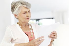 高级妇女阅读有关她已故配偶的个人退休账户的文件