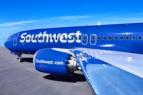 一架西南航空公司的客机准备起飞。