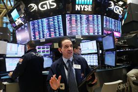 2018年2月6日，交易员在纽约证券交易所交易大厅工作。道琼斯工业平均指数继周一下跌超过1000点之后，在早盘交易中一度下跌超过500点。