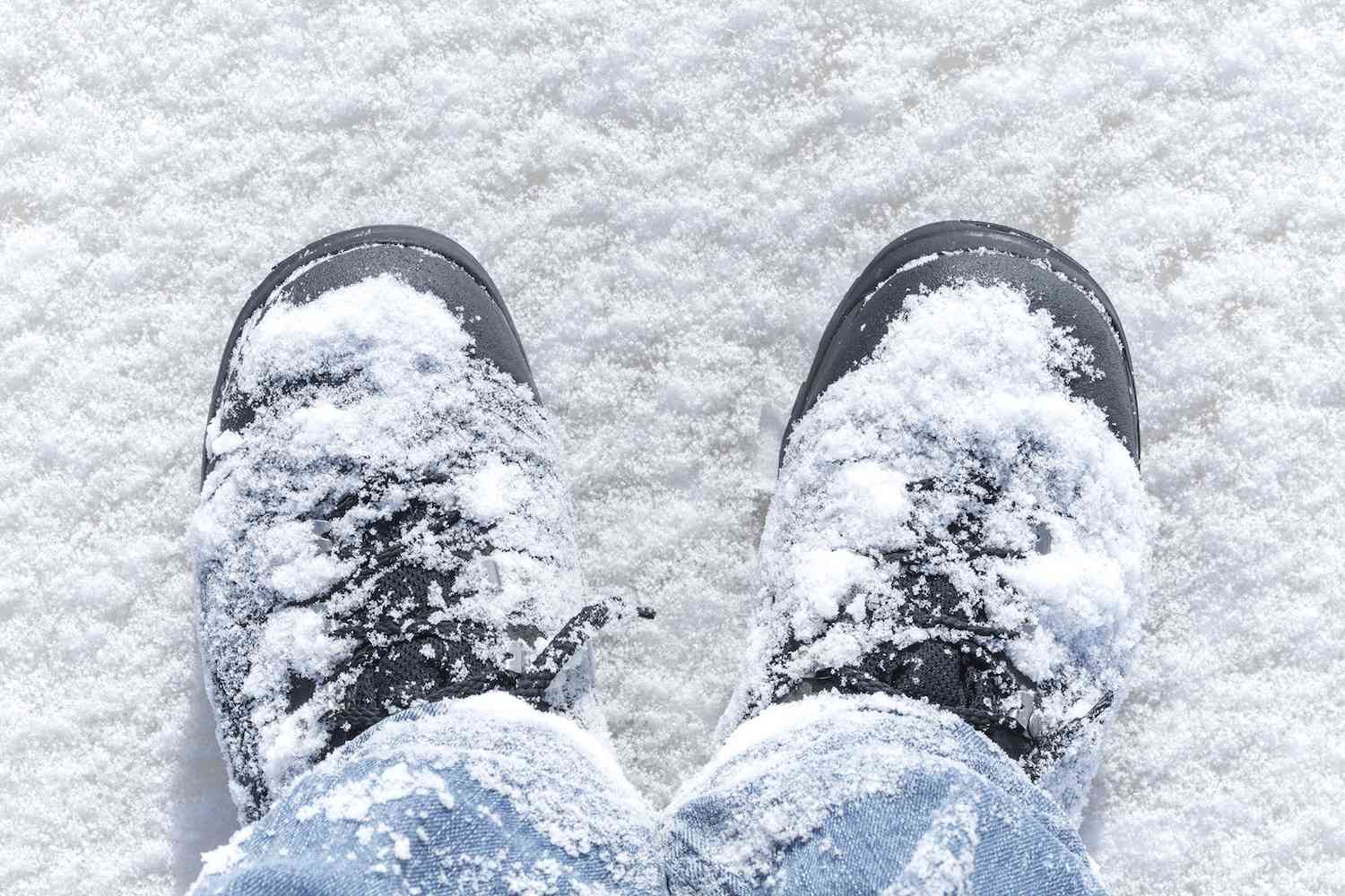 脚被雪覆盖，代表脚冷