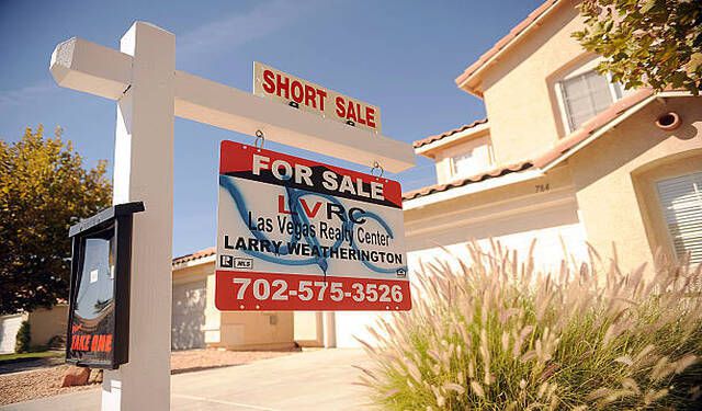 内华达州拉斯维加斯的一所待售房屋外悬挂着卖空标志