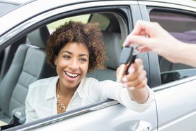 坐在汽车前座的女人探出车窗，从别人手里抢钥匙＂>
          </noscript>
         </div>
        </div>
       </div>
       <div class=