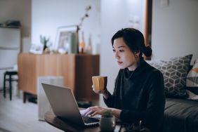 忙集中年轻的亚洲女人在家工作,致力于笔记本电脑在家直到深夜。家庭办公室,劳累,期限和生活方式的概念”>
          </noscript>
         </div>
        </div>
       </div>
       <div class=