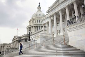 华盛顿特区- 10月5日:参议员拉斐尔·沃诺克(D-GA)于2021年10月5日在华盛顿特区投票后离开美国国会大厦。参议院多数党领袖舒默说，他将在本周晚些时候就提高债务上限进行投票，这将引发一场有争议的辩论，如果不能就提高债务上限达成一致，可能导致美国债务违约。