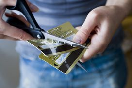 削减你的信用卡是不够的。学习如何取消他们。”width=