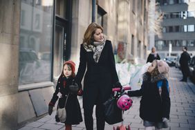 母亲和女儿在城市在冬天走在人行道上”>
          </noscript>
         </div>
        </div>
       </div>
       <div class=