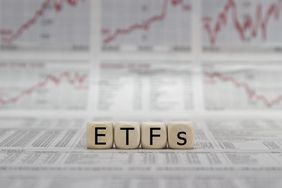 在股市报告和图表上用大写字母拼写etf。