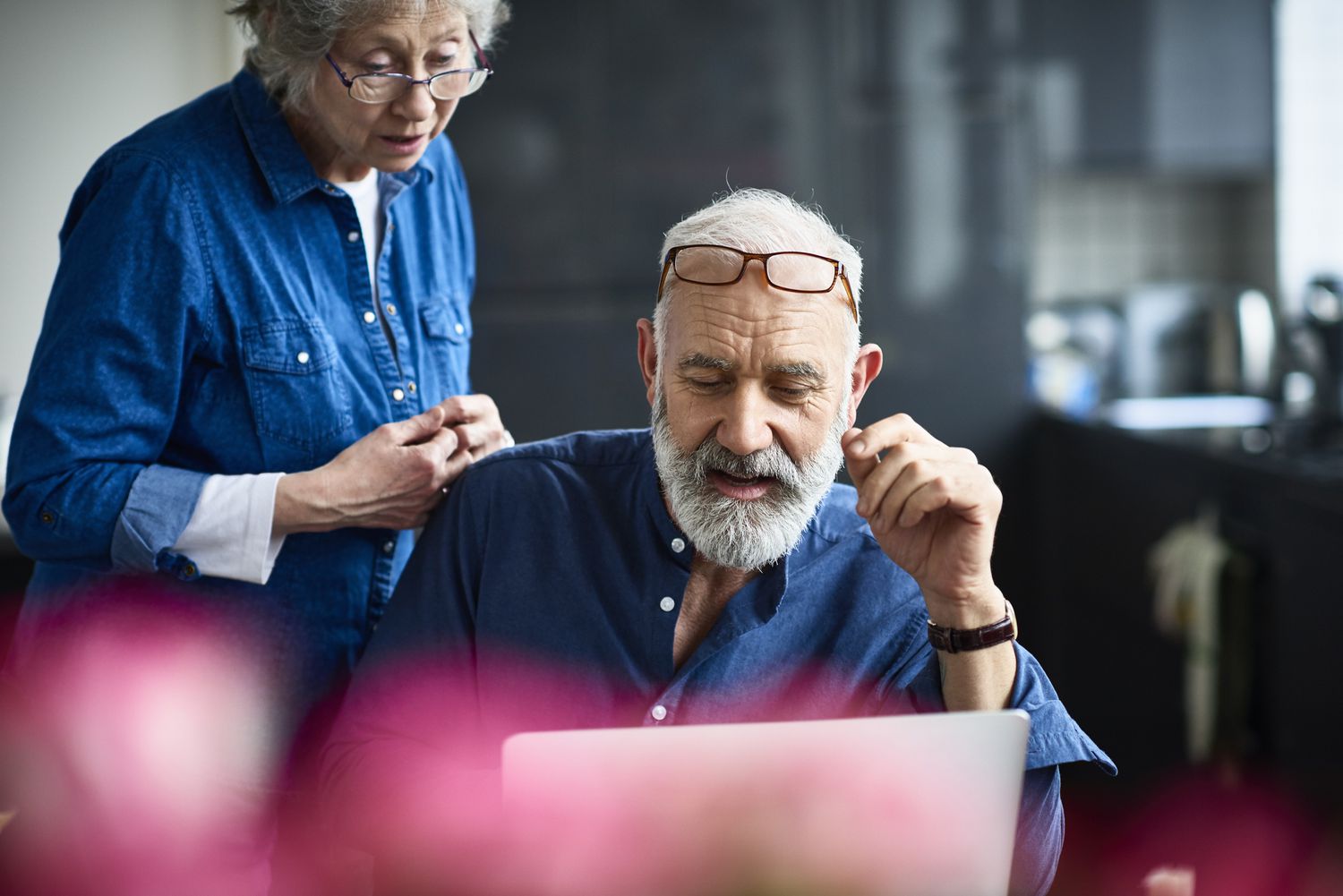 一个男人和一个女人在看笔记本电脑。