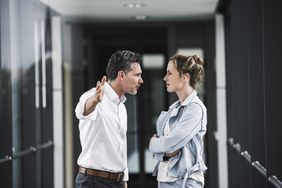 一个男人和一个女人面对面地站在一个商业环境中。