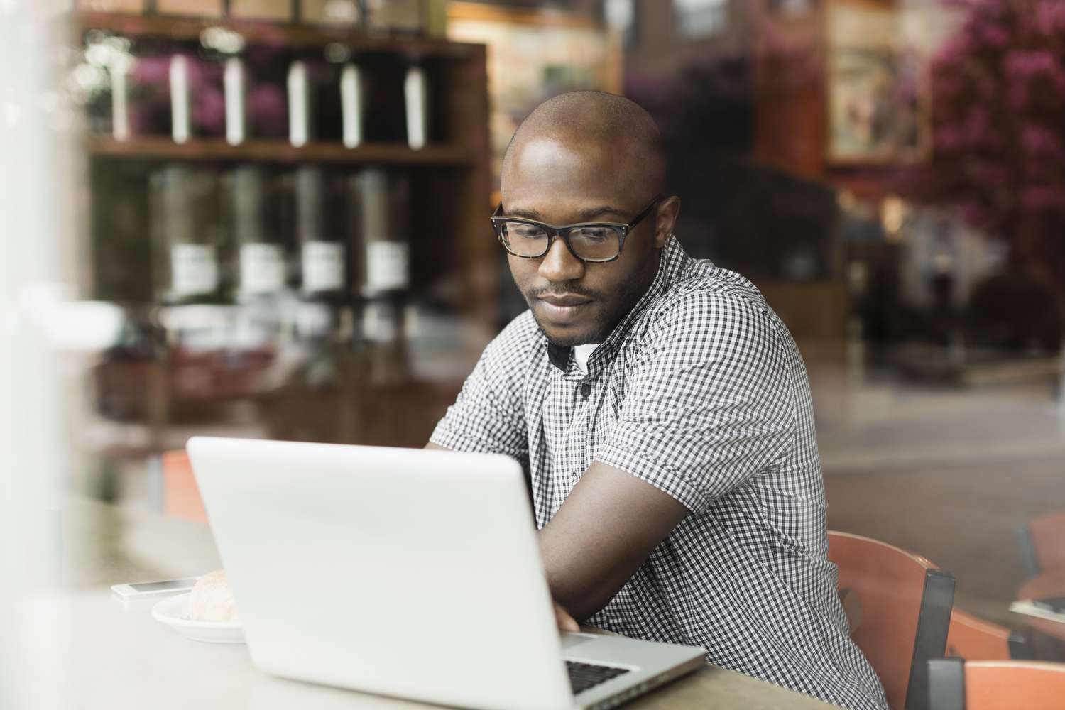 黑人在咖啡店使用笔记本电脑