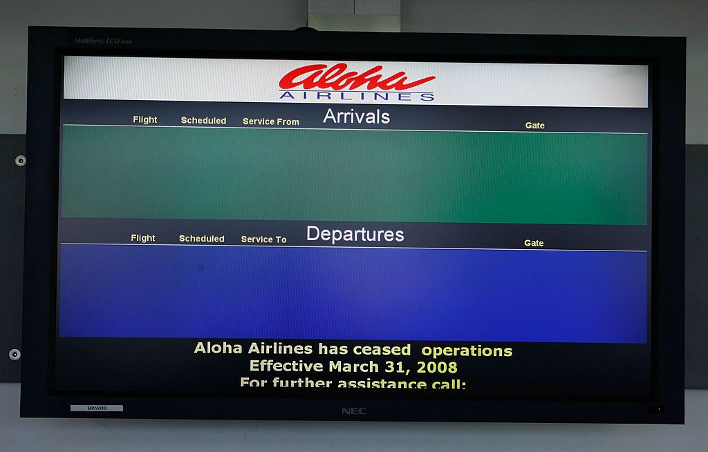 一个机场信息屏幕显示破产的阿罗哈航空公司没有到达或离开。