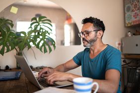 一个戴着眼镜，留着胡子的人在一台笔记本电脑上工作，面前是一个美丽的美味怪物＂>
          </noscript>
         </div>
        </div>
       </div>
       <div class=