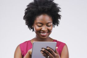 微笑的女人在平板电脑上工作＂>
          </noscript>
         </div>
        </div>
       </div>
       <div class=