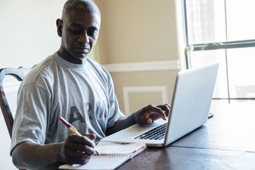 男子用笔记本电脑做退休计划