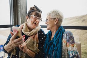 两个笑着的退休妇女在一起享受时光。