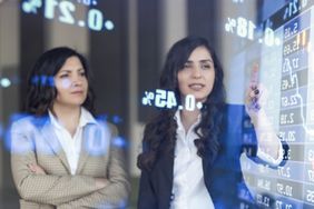 两个女企业家分析与数据的屏幕。