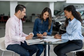 一对夫妇从一家汽车经销店的女销售员那里买了一辆车，并签署了一份合同