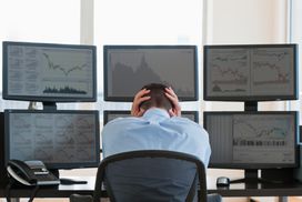 股票经纪人坐在电脑屏幕前