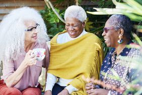 三个老妇人在花园里边喝茶边笑＂>
          </noscript>
         </div>
        </div>
       </div>
       <div class=