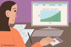 图为一名女子坐在电脑前，看着一个顶部有四个标签的退休计算器。上面写着:“嘉信理财，美国退休人员协会，市场观察，富达”