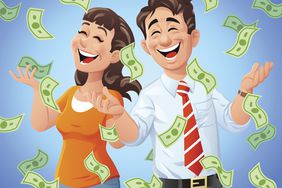 钱落在一个快乐的男人和女人。”>
          </noscript>
         </div>
        </div>
       </div>
       <div class=