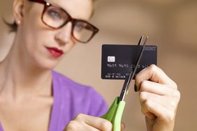 女人剪信用卡