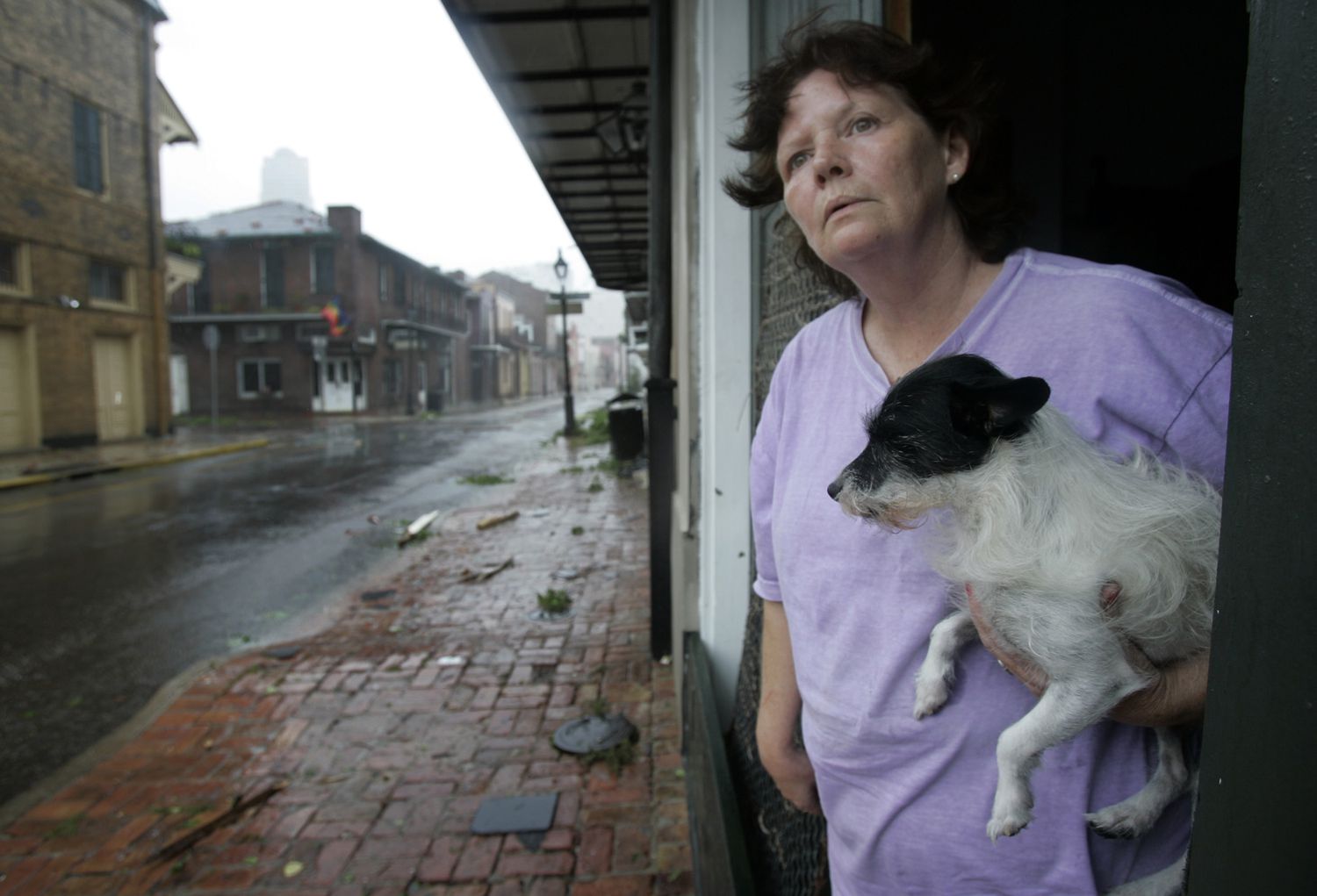 卡特里娜飓风过后，一名妇女带着狗
