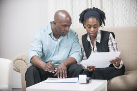 丈夫和妻子审查他们的个人财务状况