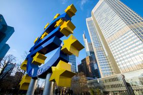 法兰克福欧洲中央银行大楼前的欧元标志雕塑