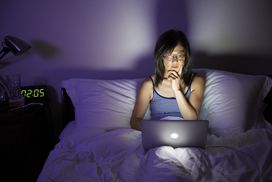 一个女人在电脑前熬夜了＂width=