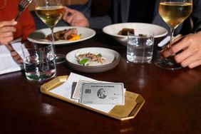 一张美国运通的白金卡放在餐厅的餐桌上。