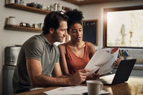一对年轻夫妇计算出他们的抵押贷款再融资的好处和坏处。