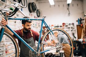 自行车店老板正在修理自行车