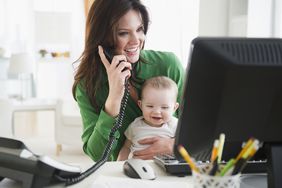 女人在电话和电脑上，在家工作时抱着孩子＂>
          </noscript>
         </div>
        </div>
       </div>
       <div class=