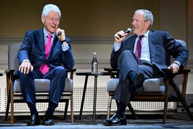 前总统比尔·克林顿和乔治·w·布什在台上发言