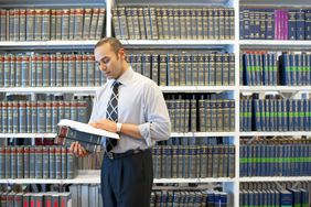 法学院学生在法律图书馆阅读